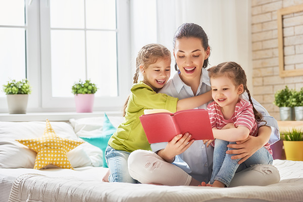 Kids reading with mom